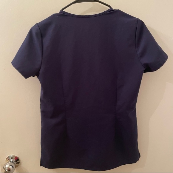 FIGS Casma Three-Pocket Scrub Navy Top - Picture 6 of 8